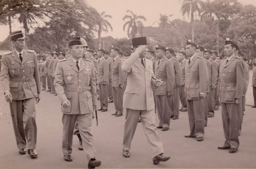 Sukarno bersama A.H. Nasution