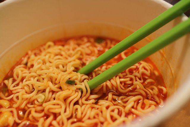 5 Alasan Penting Mengapa Kamu Harus Kurangi Makan Mi Instan