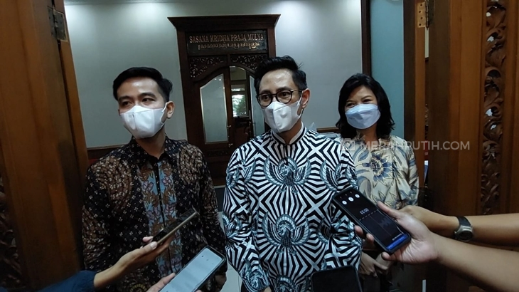 Gibran Gandeng Paundra Bikin Pameran Batik