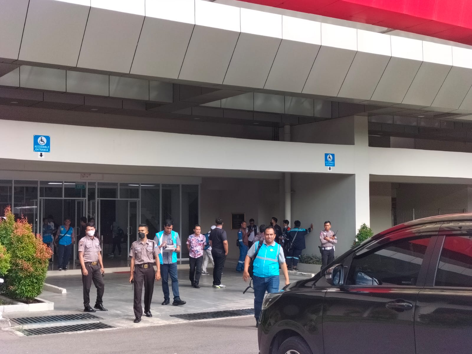 Perwakilan FIFA meninjau venue Stadion Manahan Solo, Rabu (11/1). (MP/Dispora Solo)