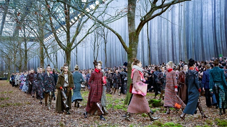 Runway Fesyen Imajinatif Super Keren Rancangan Direktur Artistik Chanel, Karl Lagerfeld