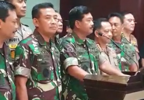 Panglima TNI Marsekal Hadi Tjahjanto didampingi Kapolri dan para Kepala Staff TNI (MP/Kanugraha)