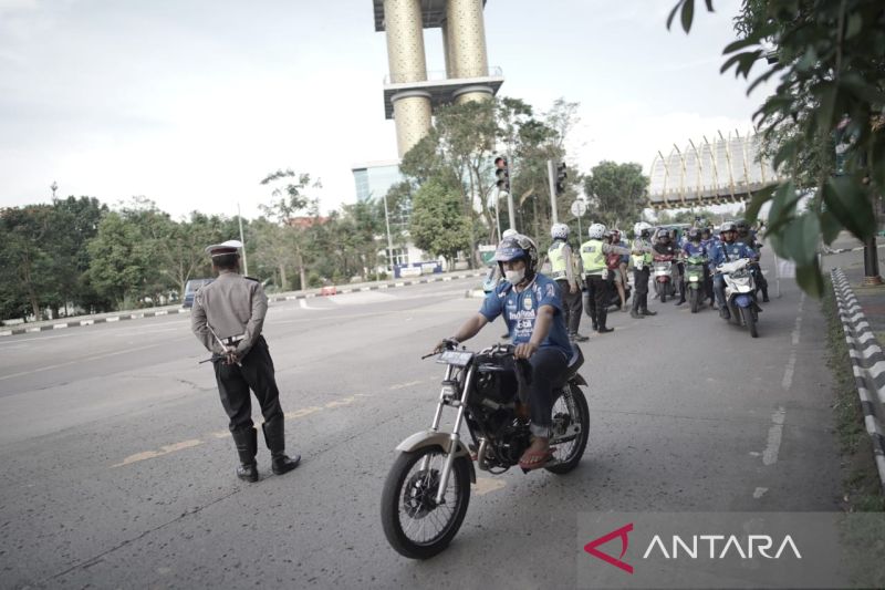 Polisi Adang Bobotoh yang Nekat Datang ke Stadion Si Jalak Harupat