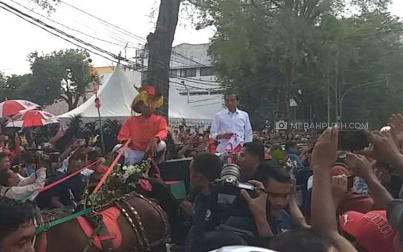  Dikirab Para Pendukungnya Naik Andong, Jokowi Bagi-Bagi Kaos