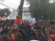  Dikirab Para Pendukungnya Naik Andong, Jokowi Bagi-Bagi Kaos