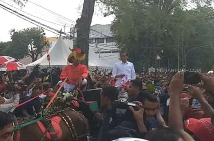  Dikirab Para Pendukungnya Naik Andong, Jokowi Bagi-Bagi Kaos