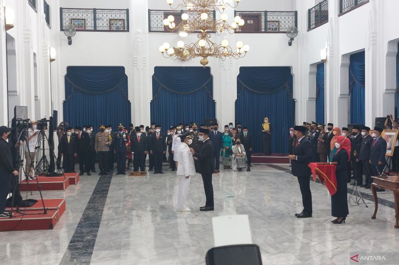Gubernur Jawa Barat (Jabar) M Ridwan Kamil melantik Yana Mulyana sebagai Wali Kota Bandung Sisa Masa Jabatan Tahun 2018-2023 di Aula Barat Gedung Sate Bandung, Senin (18/4/2022) (ANTARA/Ajat Sudrajat)