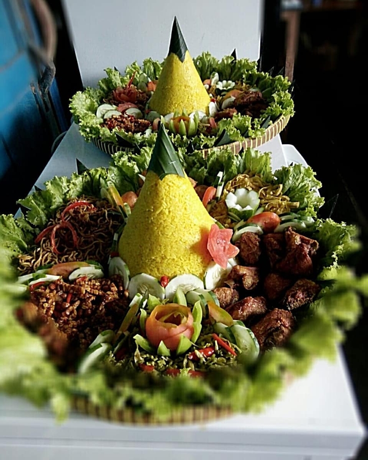 Nasi tumpeng. (Foto: instagram.com/omah.sawah.tembi)