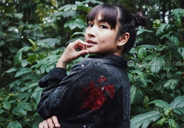 Rocker Perempuan, Kerja Keras Ganda