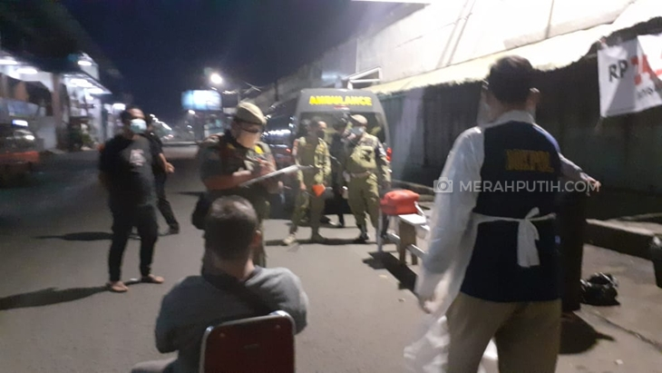 Pedagang dari zona merah berjualan di Solo, Jawa Tengah terjaring razia Satpol PP, Senin (21/6). (MP/Ismail)
