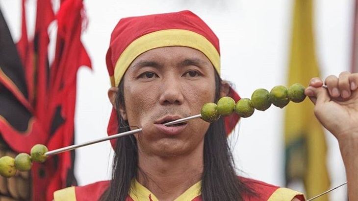 Pertunjukan seorang Tatung di Cap Go Meh. (Instagram/@edutravel.indonesia)