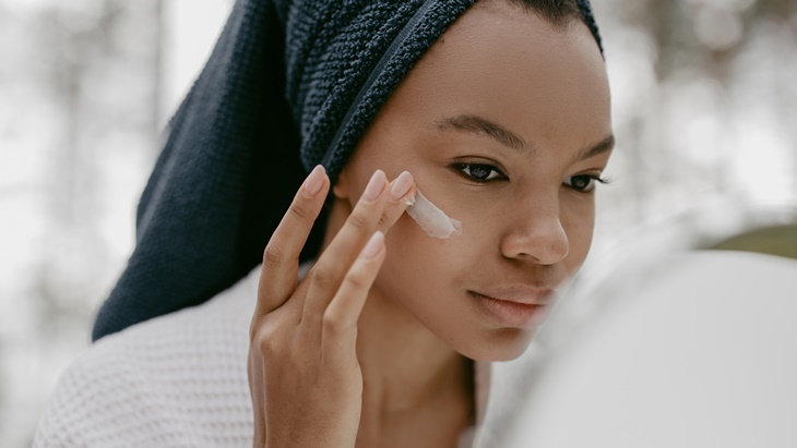 Cara Pakai Ulang Tabir Surya pada Makeup