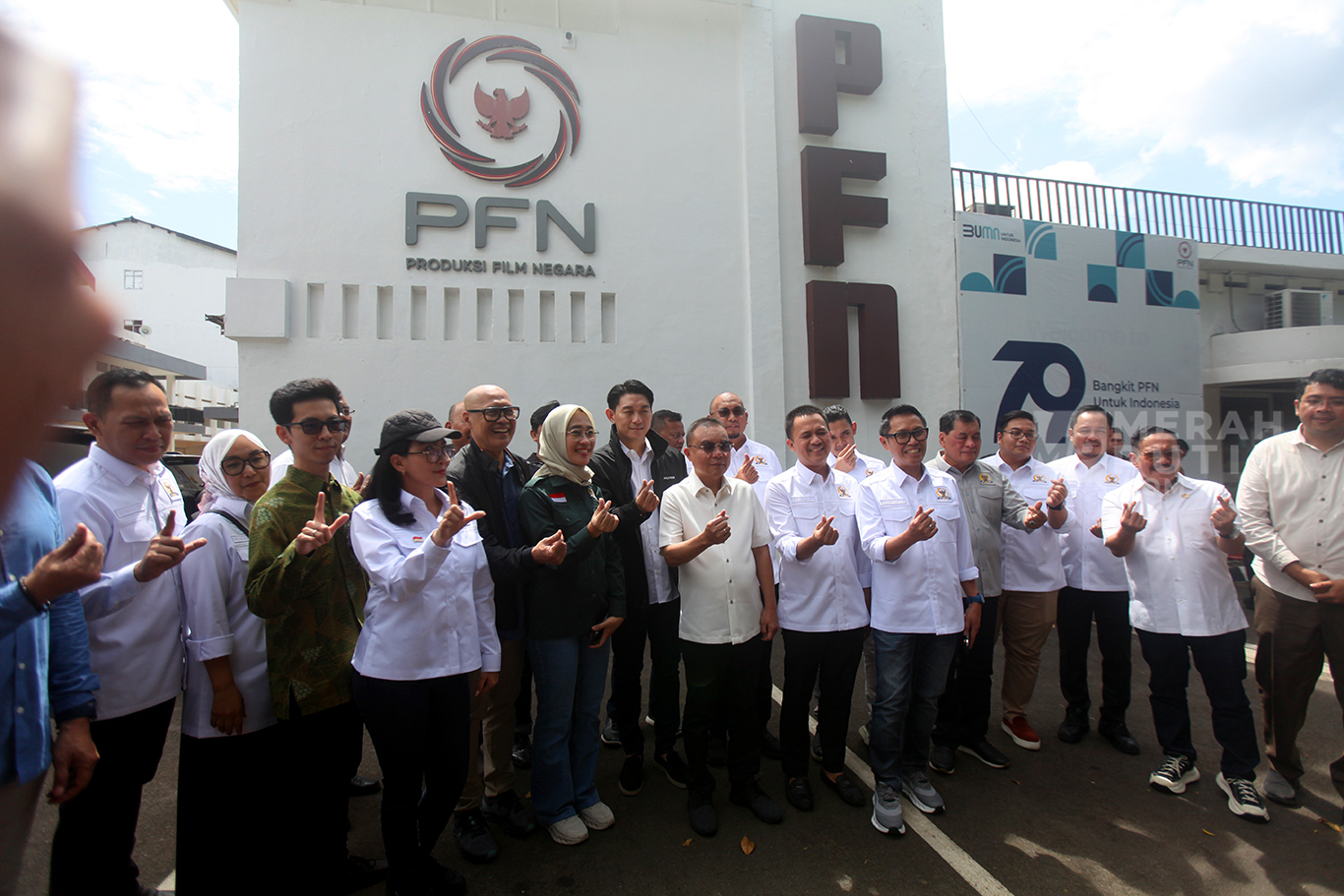 Wakil Ketua DPR, Sufmi Dasco Ahmad berfoto bersama Direktur Utama PT. Produksi Film Negara (PFN), Ifan Seventeen dan Anggota Komisi VI DPR saat melakukan kunjungan ke gedung Produksi Film Negara (PFN) di Jalan Otista Raya, Jatinegara, Jakarta Timur, Jumat (14/3/2025).