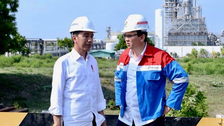 Komisaris Utama Pertamina Ahok (kanan) bersalaman dengan Presiden Jokowi. (Foto: instagram.com/basukibtp)