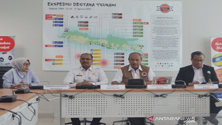 Dari kiri ke kanan, koordinator tim penulis Ekspedisi Desa Tangguh Bencana Tsunami Trinirmalaningrum, Kepala Pusat Penelitian dan Pengembangan Inovasi Daerah Kementerian Dalam Negeri Safrizal ZA, Direktur Pemberdayaan Masyarakat Badan Nasional Penanggulangan Bencana (BNPB) Lilik Kurniawan, dan Kepala Pusat Gempa Bumi dan Tsunami Badan Meteorologi, Klimatologi, dan Geofisika Rahmad Triyono saat jumpa pers Ekspedisi Desa Tangguh Bencana Tsunami yang diadakan di Graha BNPB, Jakarta, Rabu (10/7/2019). (ANTARA/Dewanto Samodro)