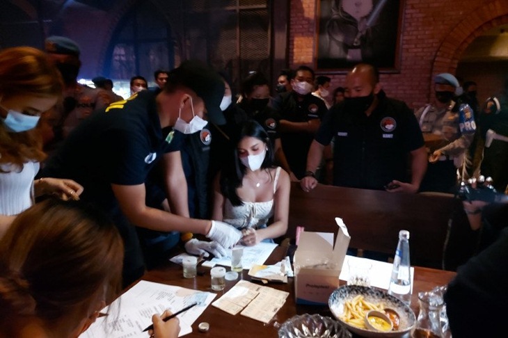 Selebgram Millen Cyrus terjaring razia protokol kesehatan yang dilaksanakan oleh Direktorat Reserse Narkoba Polda Metro Jaya di Bar Brotherhood Gunawarman, Kebayoran Baru, Jakarta Selatan, Minggu dini hari (28/2/2021). ANTARA/Fianda Rassat