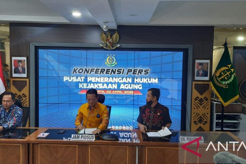 Kepala Pusat Penarangan Hukum Kejaksaan Agung Ketut Sumedana, Jaksa Agung Muda Tindak Pidana Khusus (Jampidsus) Febrie Adriansyah, dan Direktur Penyidikan Jampidsus Supardi, memberikan keterangan pers terkait perkara korupsi ekspor CPO di Kejaksaan Agung RI, Jumat (22/4/2022). ANTARA/Laily Rahmawaty