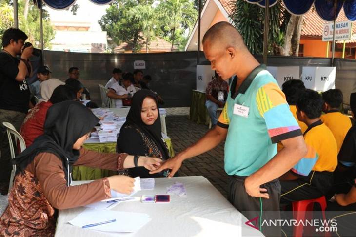 Sejumlah Orang Dengan Gangguan Jiwa (ODGJ) di Panti Sosial Bina Laras Harapan Sentosa 2 sedang mengantre untuk menggunakan hak pilih mereka pada pemilu 2019 di Jakarta, Rabu (17/4/2019). (ANTARA/Astrid Faidlatul Habibah)