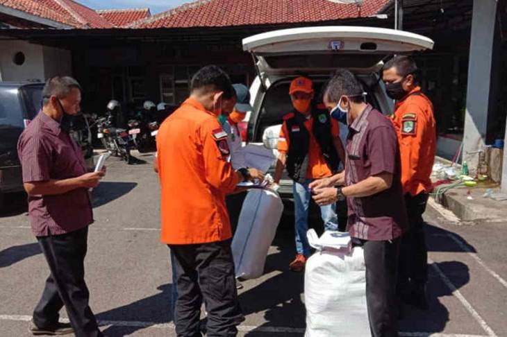Petugas BPBD Kabupaten Majalengka saat akan menyalurkan masker ke masyarakat. (ANTARA/Ho Humas Gugus Tugas COVID-19 Kabupaten Majalengka)
