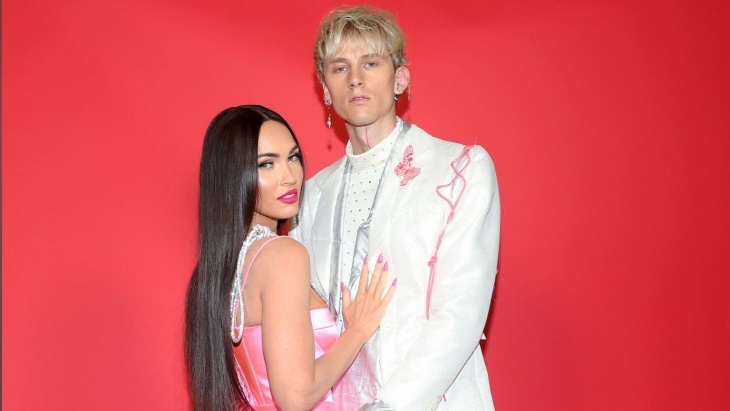 Busana Terbaik di Red Carpet iHeartRadio Music Awards 2021