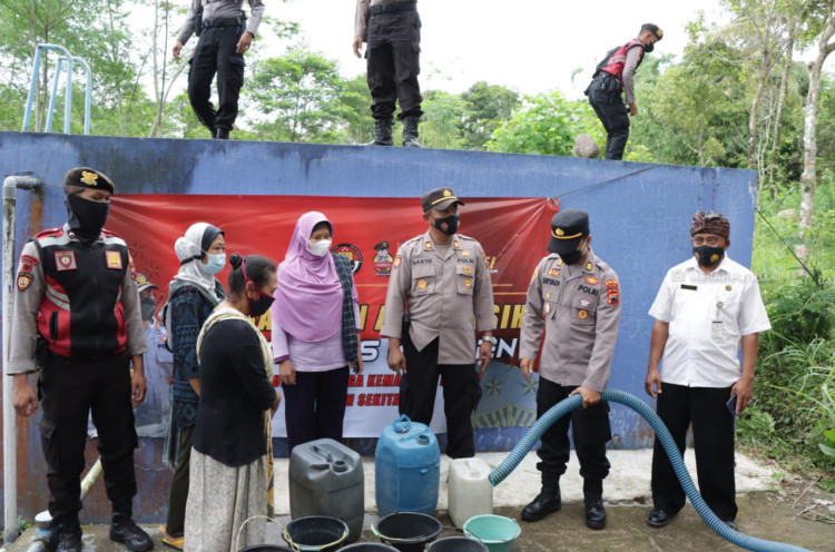Polres Klaten Kirim Bantuan Air Bersih untuk Warga di Lereng Merapi