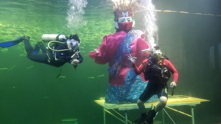 Ramaikan HUT Jakarta Ke-494, Ondel-ondel Nyelam Laut Ancol