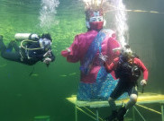 Ramaikan HUT Jakarta Ke-494, Ondel-ondel Nyelam Laut Ancol