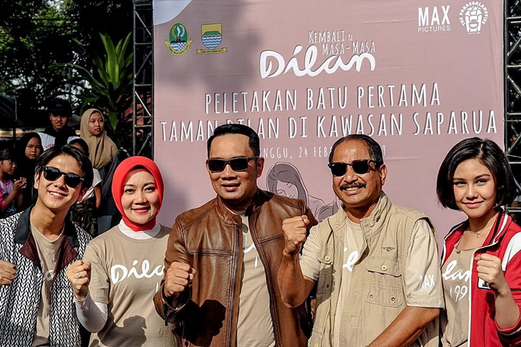 Gubernur Ridwan Kami, Menpar Arief Yahya berfoto dengan pemain Dilan 1991. (Foto: twitter.com/Kemenpar_RI)