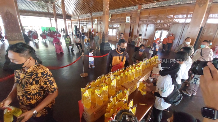 Gibran Sebar Kupon Vaksin Booster untuk Beli Minyak Goreng 2 Liter Rp 30.000