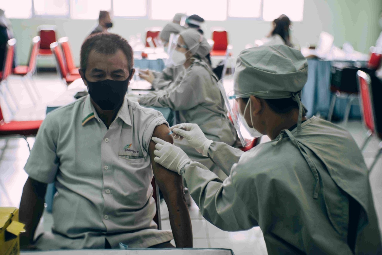 Peserta vaksinasi COVID-19 di Yogyakarta mendapatkan hadiah sebotol air mineral dari Le Minerale. Foto: Humas Le Minerale