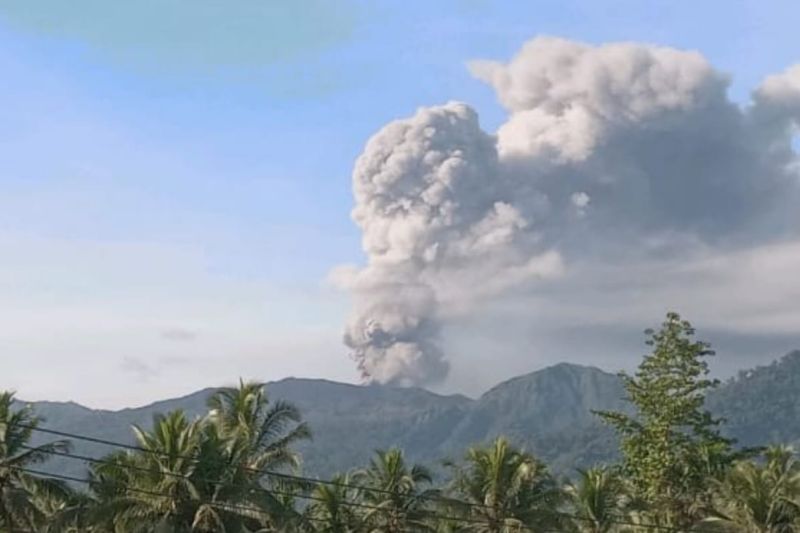 Gunung Api Dukono Menyemburkan Abu Vulkanik, Status Waspada