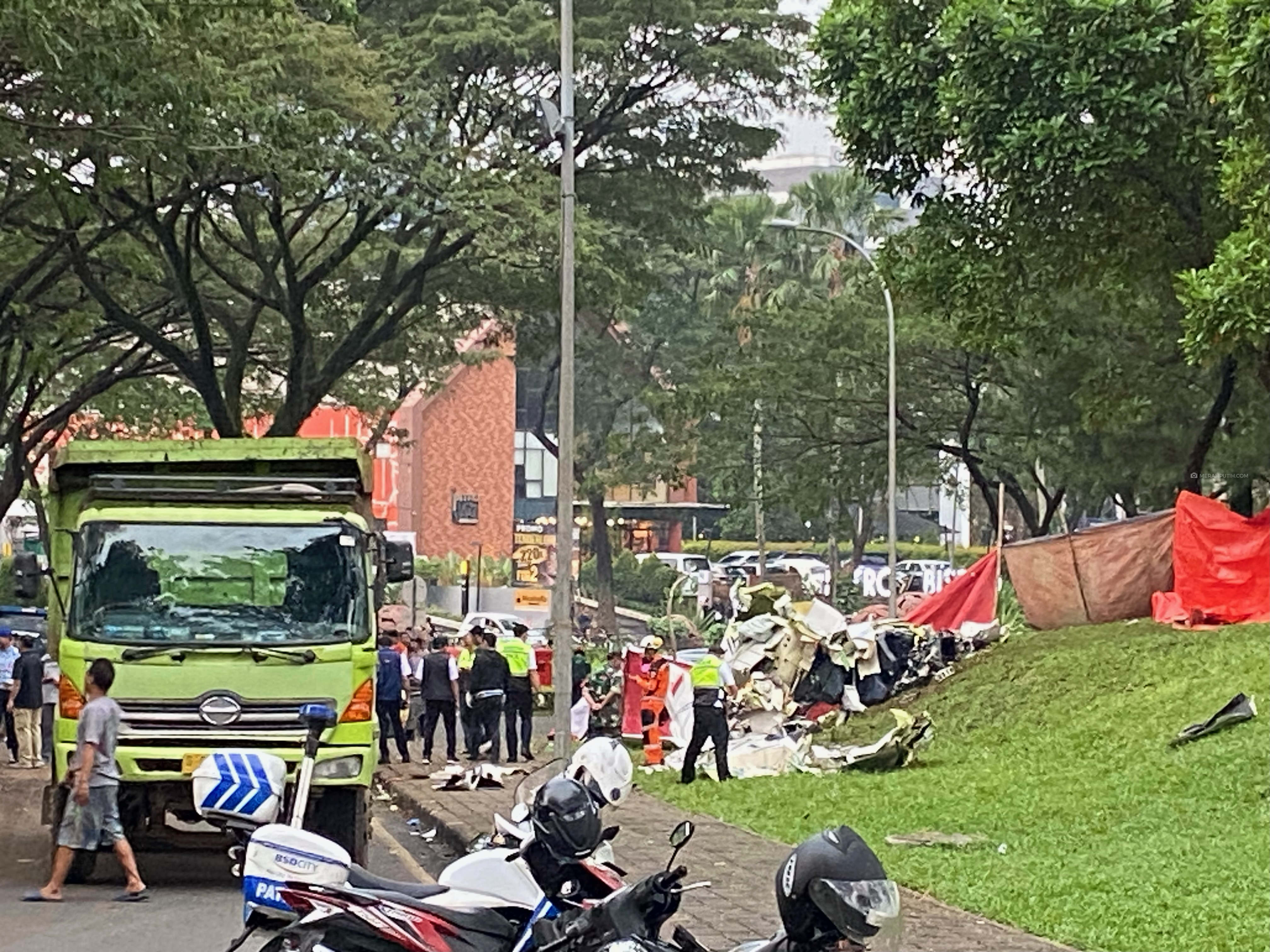 Saksi Mata Lihat Pesawat Jatuh di BSD Sempat Terbang Rendah Diterpa Hujan