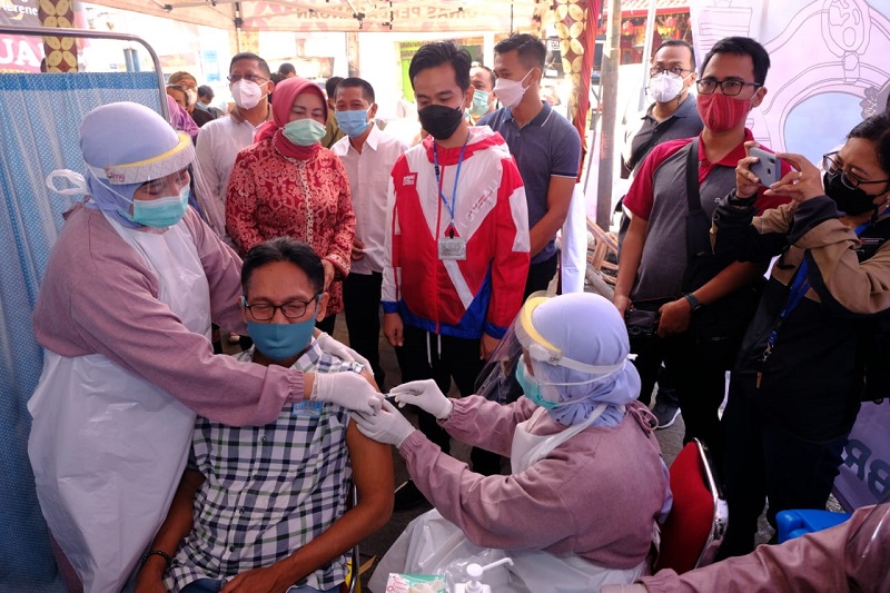 Wali Kota Solo, Gibran Rakabuming Raka meninjau vaksinasi perdana pedagang Pasar Gede, Solo, Jawa Tengah, Sabtu (27/2). (MP/Ismail)