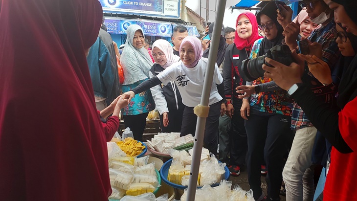 Blusukan ke Pasar di Lampung, Atikoh Ganjar Serap Aspirasi Soal Harga Pokok