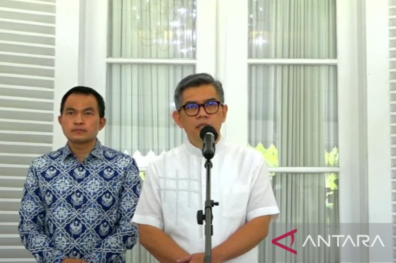 Kakak kandung Gubernur Jawa Barat M Ridwan Kamil, Erwin Muniruzaman, menyampaikan keterangan pers di Gedung Negara Pakuan, Kota Bandung, Jawa Barat, Jumat (3/6/2022). (ANTARA/Ajat Sudrajat)