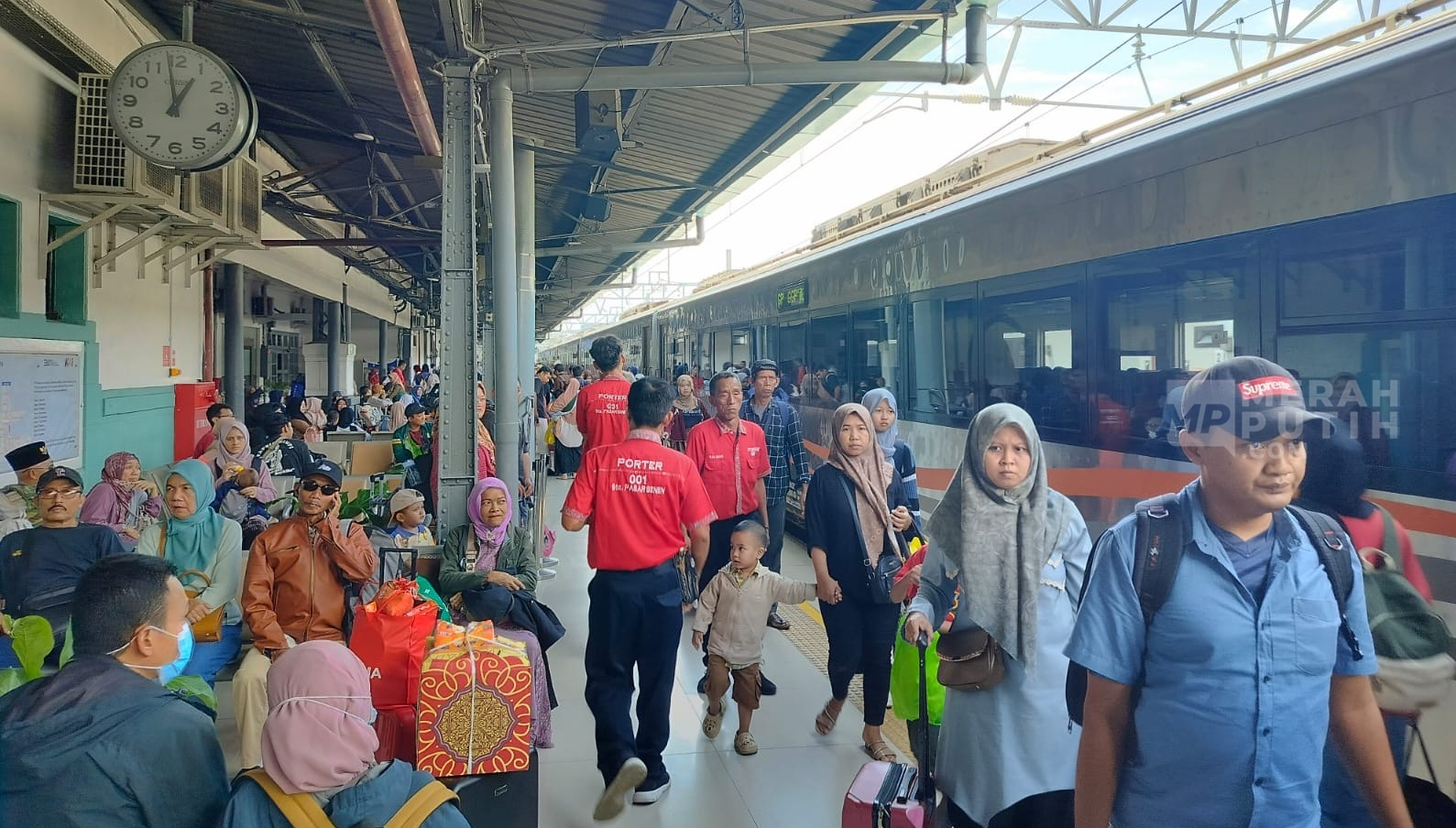 10 Stasiun Kereta Terpadat Long Weekend Idul Adha 2025, Pasar Senen Juaranya