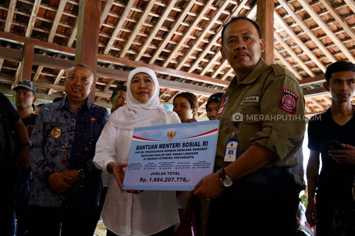 Mensos Khofifah Serahkan Bantunan Rp 1,88 Miliar untuk Korban Badai Cempaka