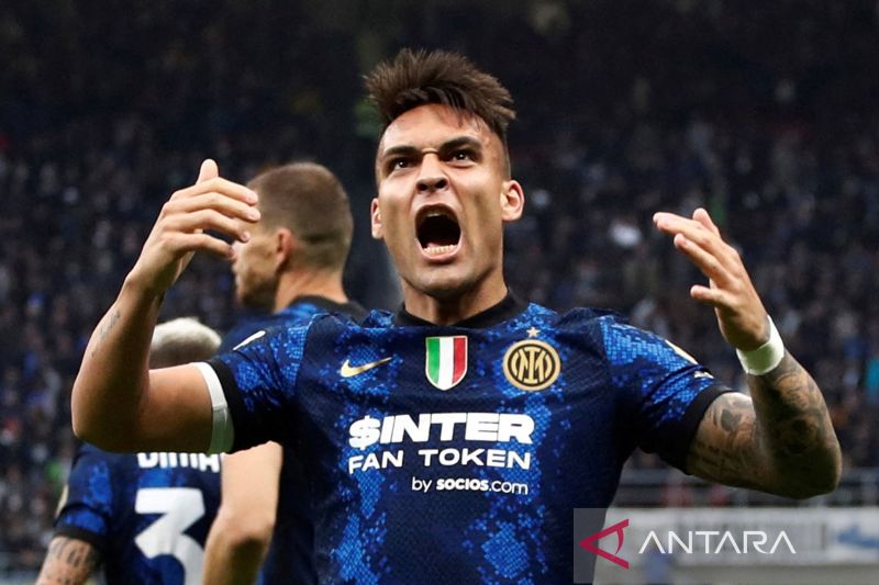 Pemain Inter Milan Lautaro Martinez melakukan selebrasi setelah mencetak gol ketiga dan menang dengan skor 3-1 melawan AS Roma pada laga Serie A di San Siro, Milan, Italia, Sabtu (23/4/2022). REUTERS/Alessandro Garofalo/HP/djo 