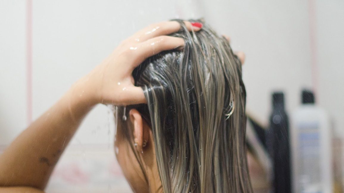 Tunggu satu hari untuk keramas. (Foto: Healthline)