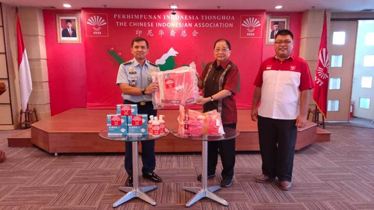 Perhimpunan INTI menyerahkan bantuan penanganan COVID-19 kepada Kopassus dan KoopsAU 1. (Foto: MP/INTI)