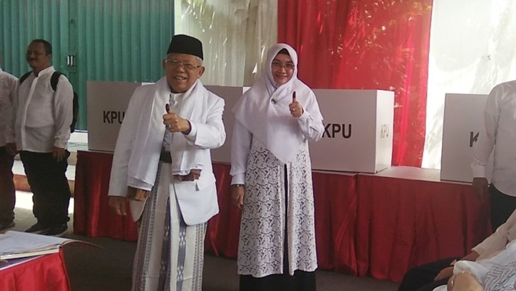 Cawapres RI Ma'ruf Amin beserta istri Wury Estu Handayani menunjukkan jarinya yang telah dicelup tinta tanda telah menggunakan hak pilih pemilu 2019. (ANT/Rangga)