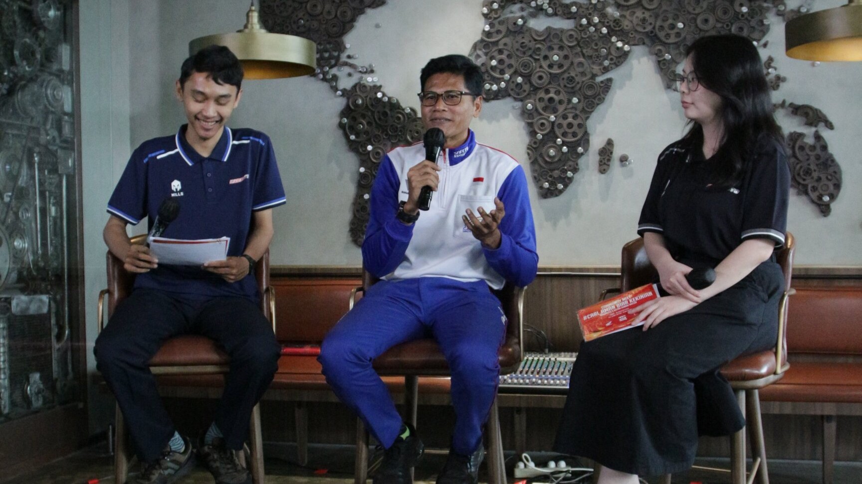 Head of Safety Riding Promotion PT Wahana Makmur Sejati, Agus Sani, saat hadir di community meet #Cari_Aman Biar Kekinian, Kamis (28/8). Foto: KamiBijak/Fendrix