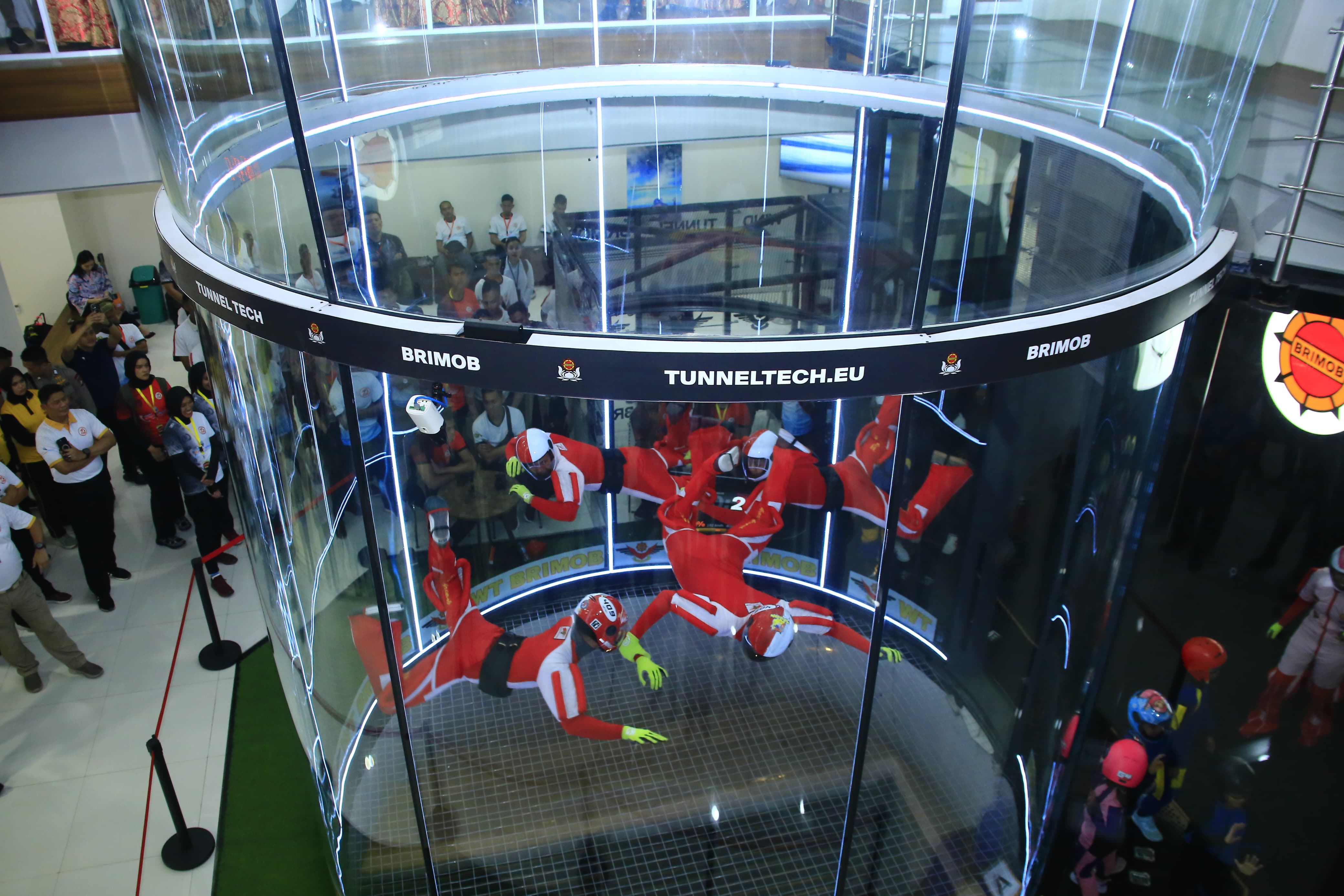 Atlet Terjun Payung Dunia Unjuk Gigi di International Open Indoor Skydiving Kapolri Cup 2024