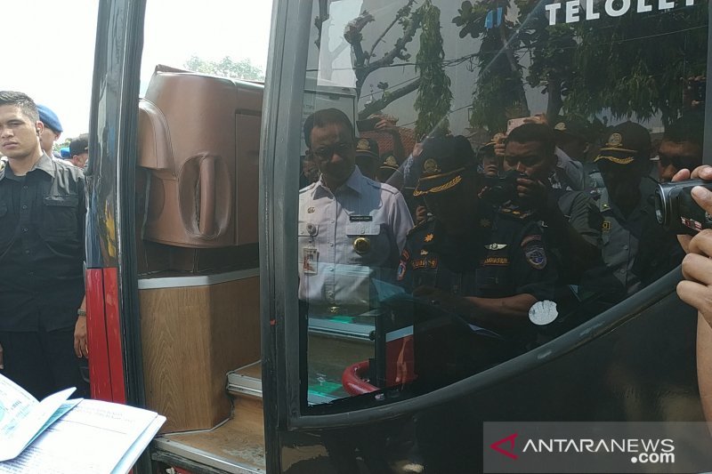 Gubernur DKI Jakarta Anies Baswedan memantau kondisi arus mudik di Terminal Kampung Rambutan, Jakarta, Sabtu, (01/06/2019) (Boyke Ledy Watra)	