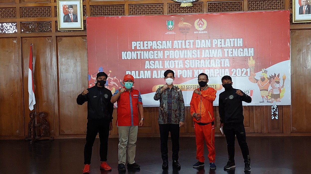 Wali Kota Solo Gibran Rakabuming Raka melepas atlet yang akan berlaga di PON XX Papua. (MP/Ismail)