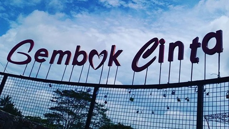 Tulisan Gembok Cinta di monumen Sukabumi. (Instagram/@natayawrescina)