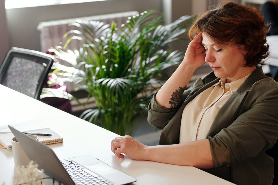 Melihat layar ponsel secara terus menerus akan menyebabkan kelelahan. (Foto: pexels/Marcus Aurelius)