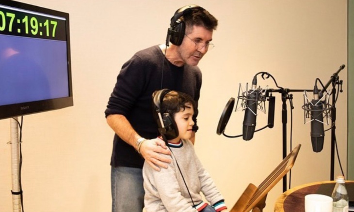 Simon dan anaknya Eric ketika rekaman untuk film Scoob! (Foto: Hello Magazine) 