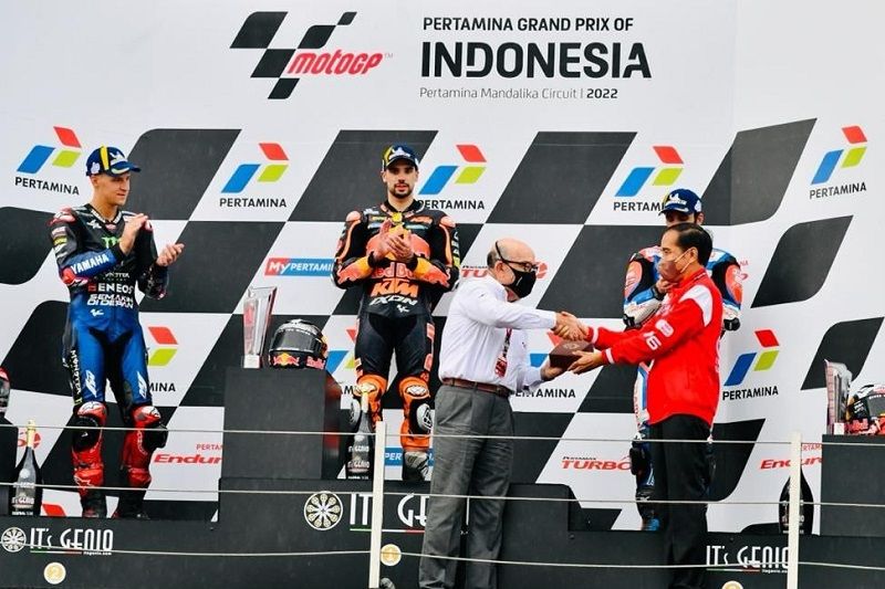 Presiden Joko Widodo (kanan depan) menyerahkan cendera mata kepada CEO Dorna Sports Carmelo Ezpeleta seusai penyelenggaraan MotoGP Grand Prix Indonesia di Sirkuit Pertamina Mandalika, Lombok Tengah, Nusa Tenggara Barat, Minggu (20/3/2022). (ANTARA/HO-Biro Pers Sekretariat Presiden)