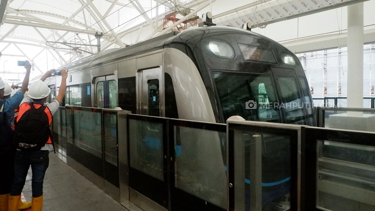 Situasi di dalam Kereta MRT (Foto: MP/Ikhsan Digdo)